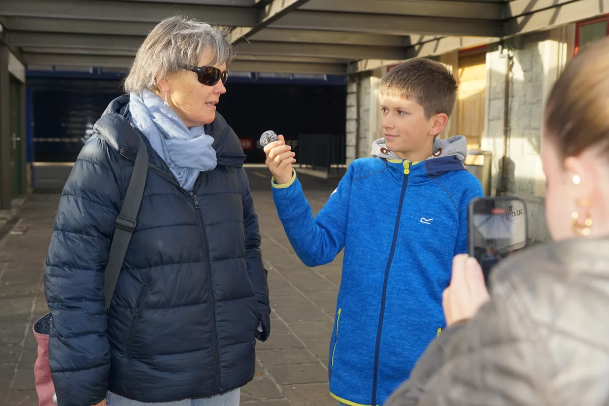 Max befragt die Passantin Karin Kürsteiner aus Dürnten.